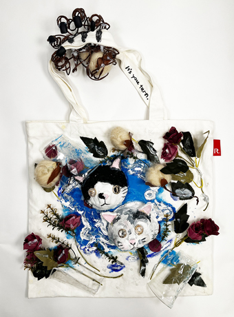 悪戯っ子をブローチにする魔女